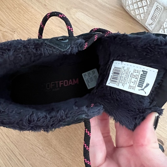 Puma women’s size 7 black suede fuzzy inside - Picture 3 of 4